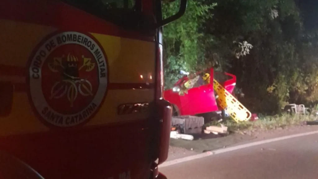 Saída de pista deixa três homens feridos em Arroio Trinta