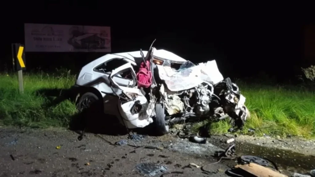 Motorista fica preso às ferragens após colisão com caminhão na BR-282 em Joaçaba