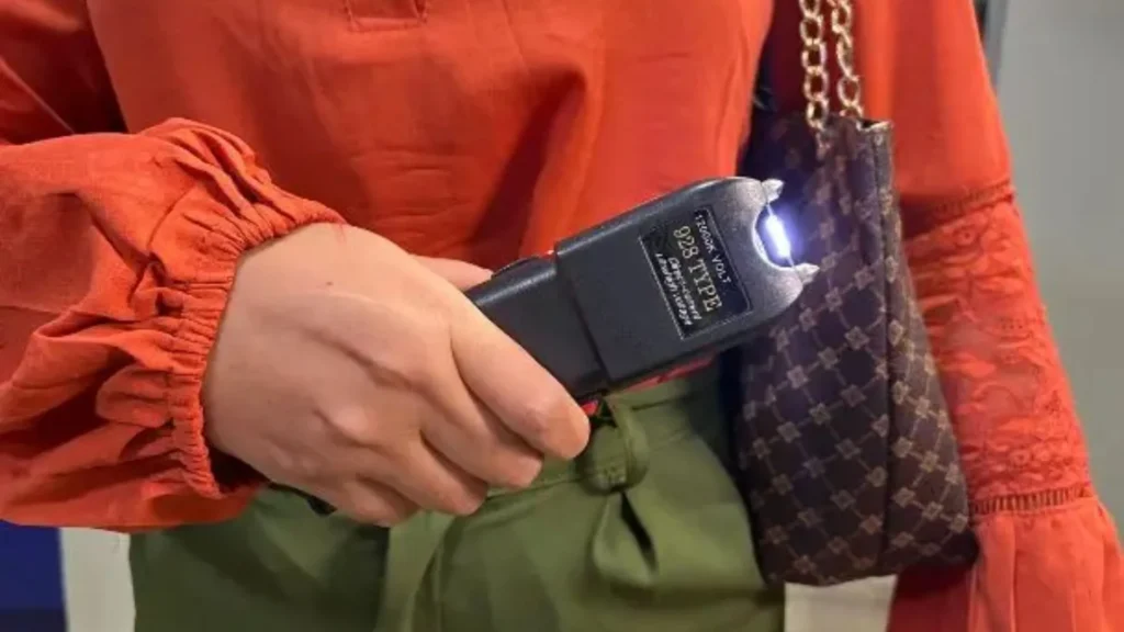 SC analisa projetos que permitem armas de choque e spray de defesa para mulheres