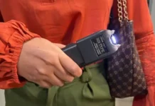 SC analisa projetos que permitem armas de choque e spray de defesa para mulheres