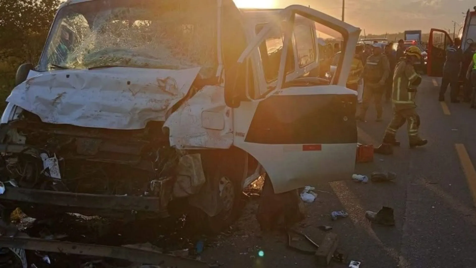 Colisão frontal entre caminhão e van deixa seis feridos no Sul de SC