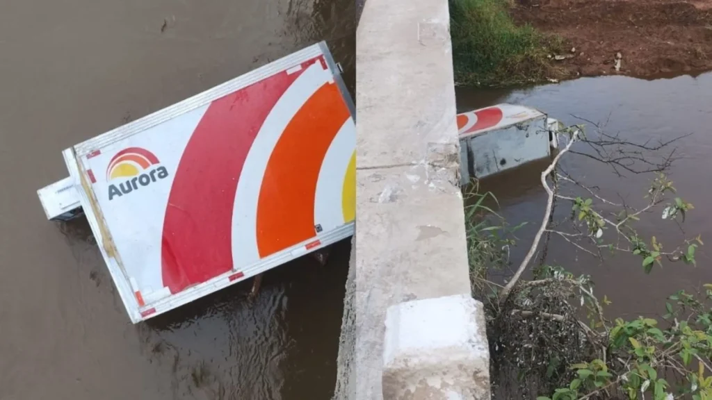 Motorista escapa após caminhão cair de ponte na BR-280
