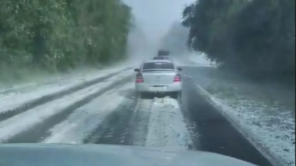 Estradas, cidades e lavouras ficam cobertas de gelo após granizo no norte do RS