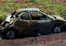 Duas pessoas morrem após carro capotar e pegar fogo