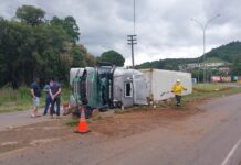 Caminhão tomba na SC-135 em Videira e motorista fica ferido
