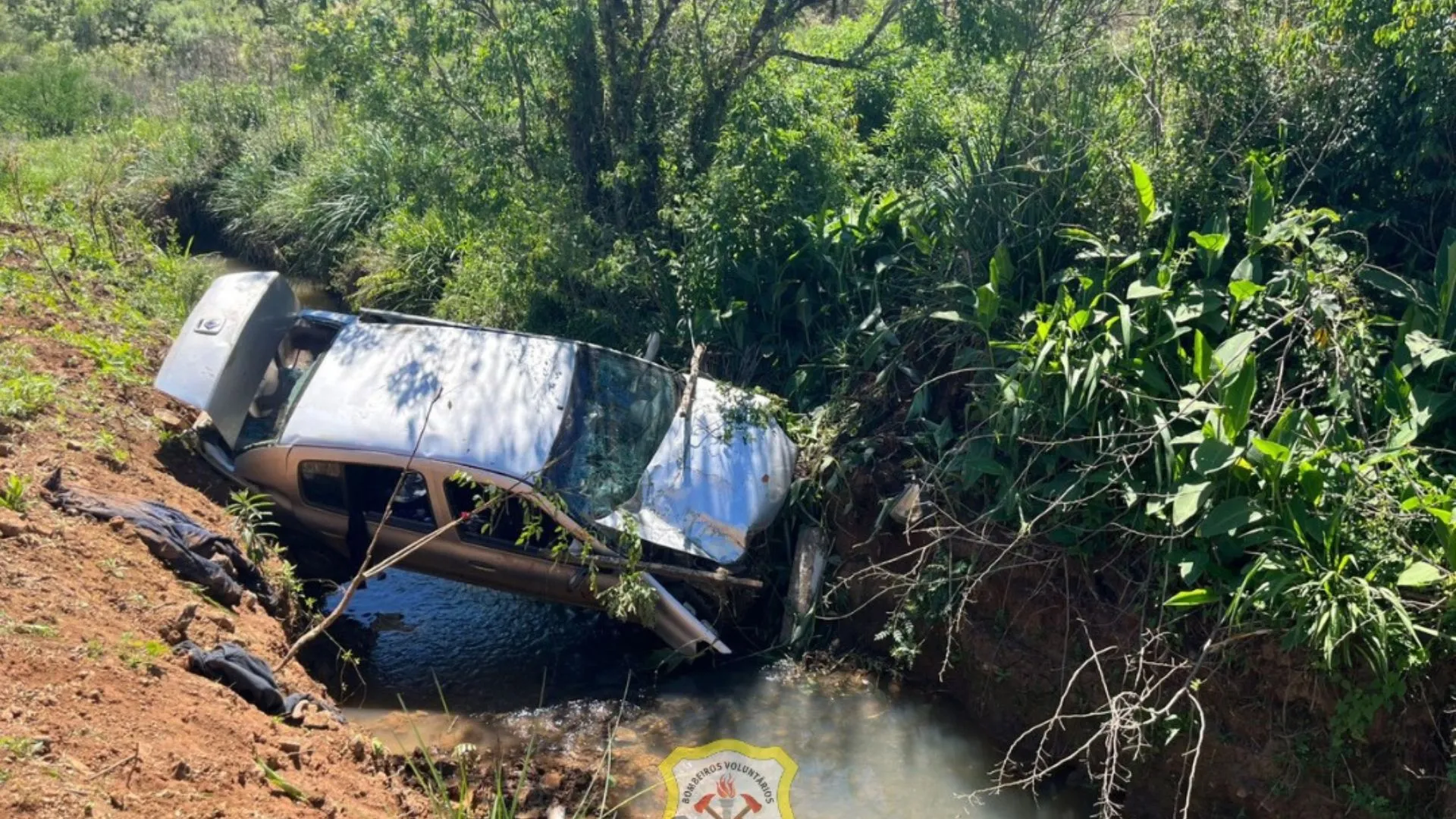 Cinco pessoas feridas após carro cair em riacho na SC-350
