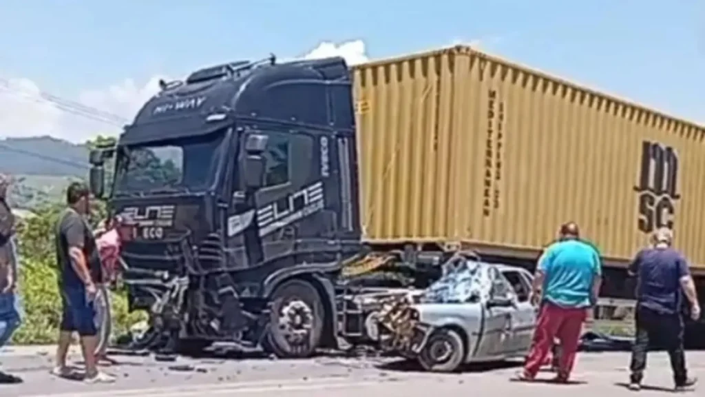 Duas pessoas morrem em colisão na BR-470