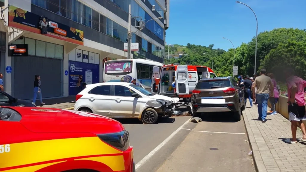 Colisão deixa pessoa ferida no centro de Videira