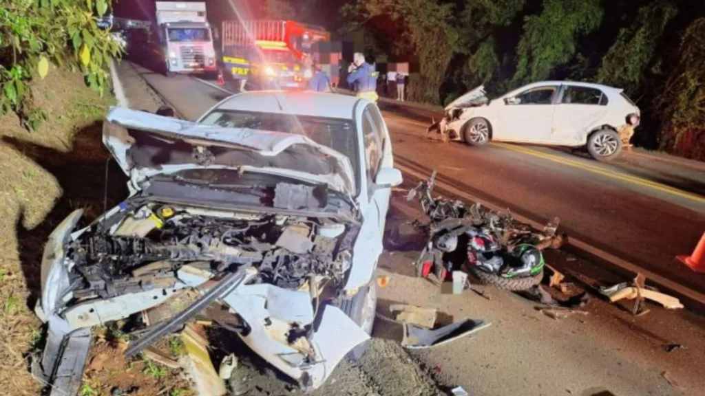 Dois jovens morrem em colisão com moto na BR-282