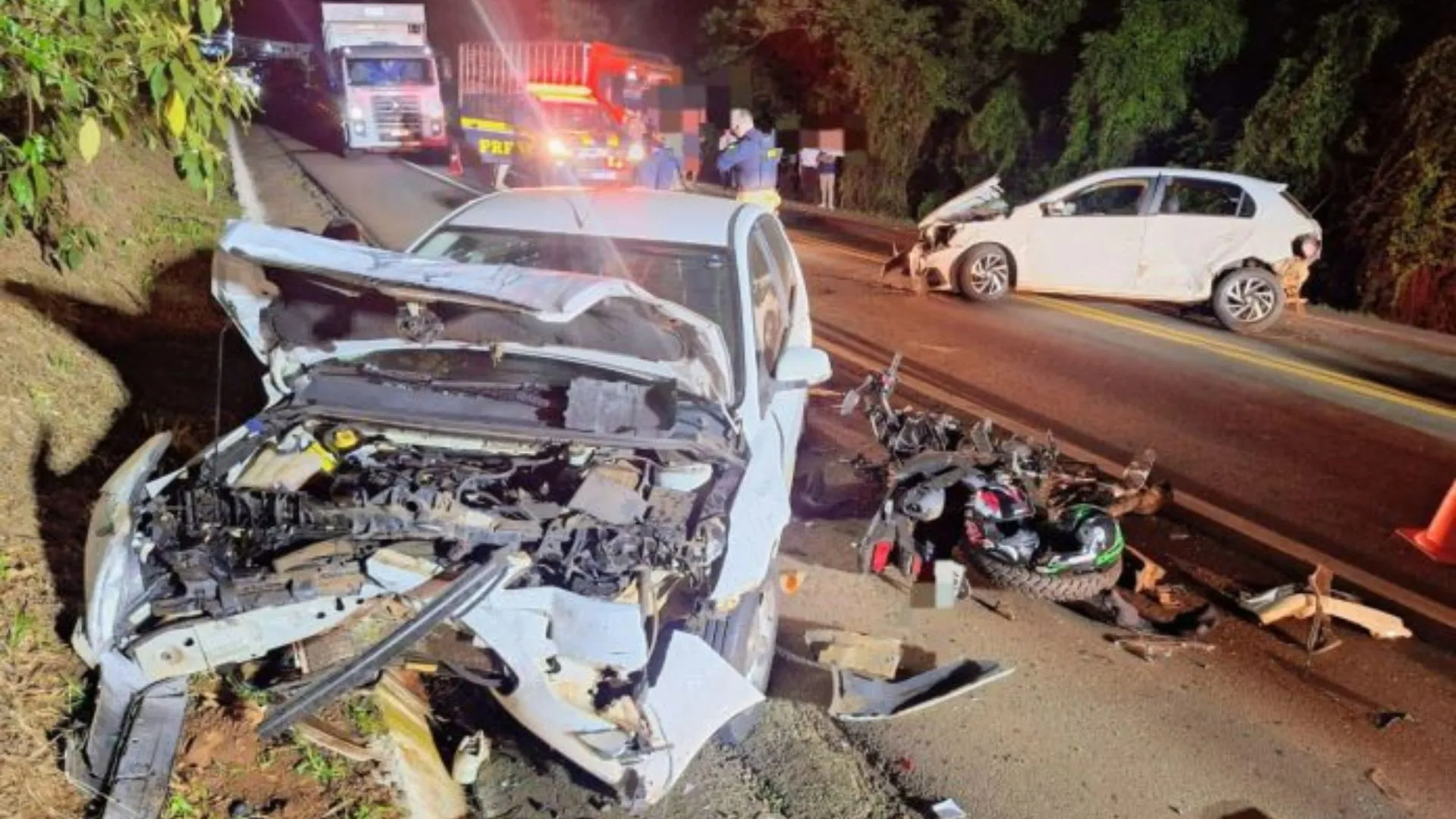 Dois jovens morrem em colisão com moto na BR-282