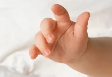 Bebê de 11 meses é internado com fraturas e lesões