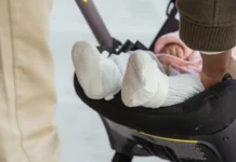 Bebê fica preso dentro de carro e é resgatado por bombeiros