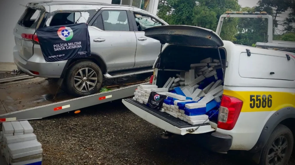 Caminhonete clonada tomba com 631 kg de maconha