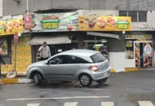 Carro bate em canteiro central na Vila Paraíso em Caçador