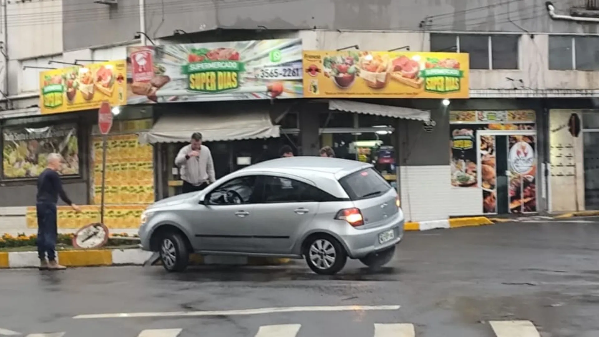 Carro bate em canteiro central na Vila Paraíso em Caçador