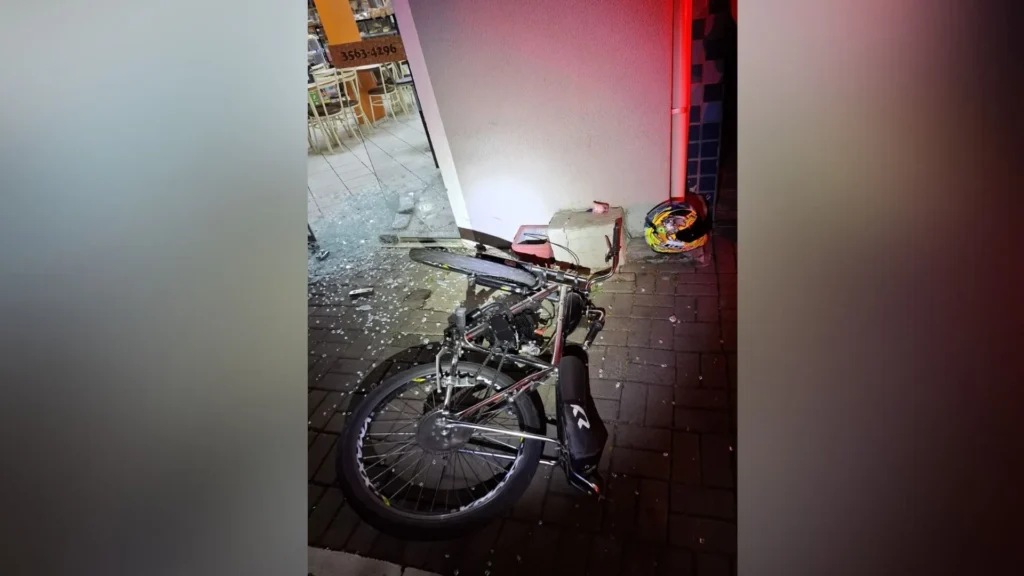 Adolescente em fuga com ciclomotor atravessa vidraça de padaria