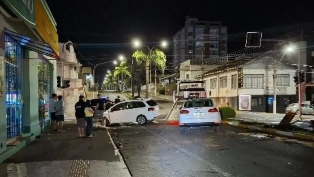 Quatro feridos em forte colisão no centro de Caçador