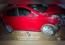 Mulher é detida por embriaguez após bater em galpão em construção