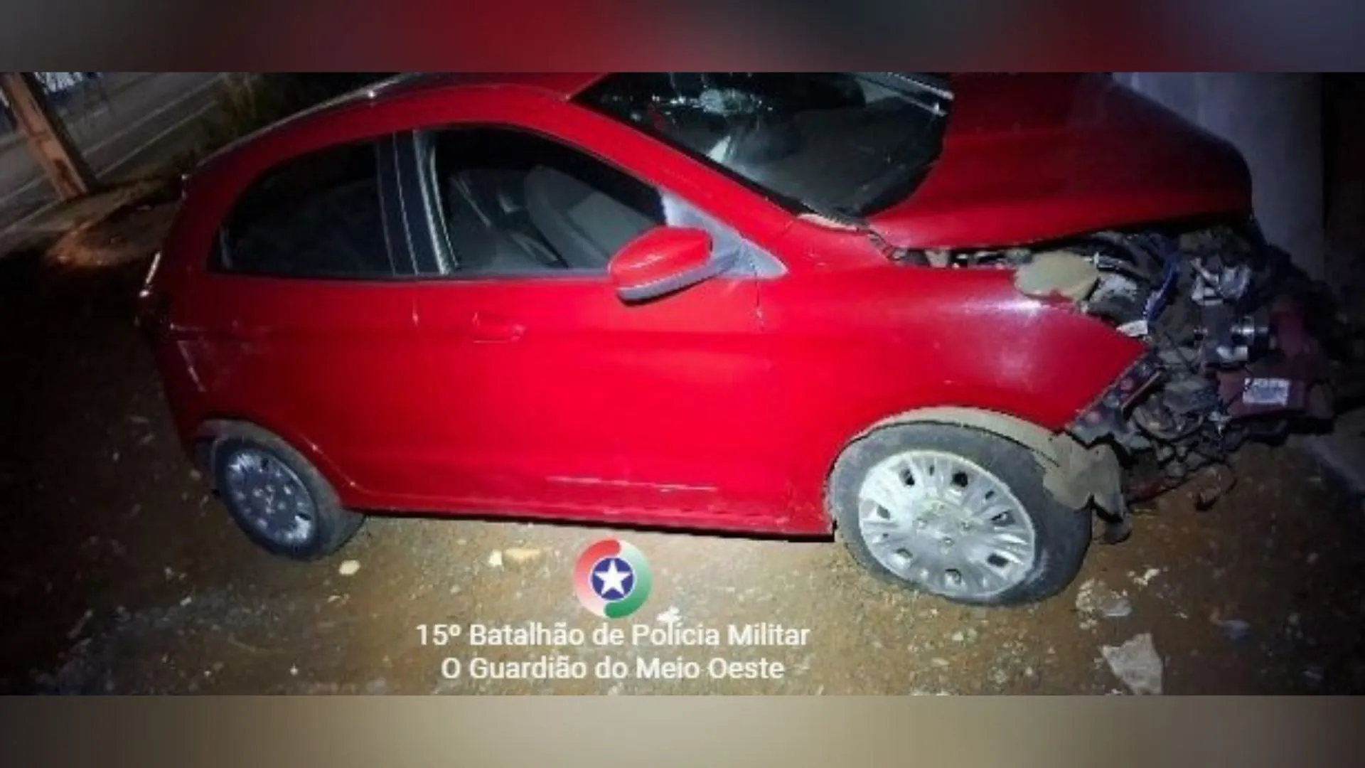 Mulher é detida por embriaguez após bater em galpão em construção