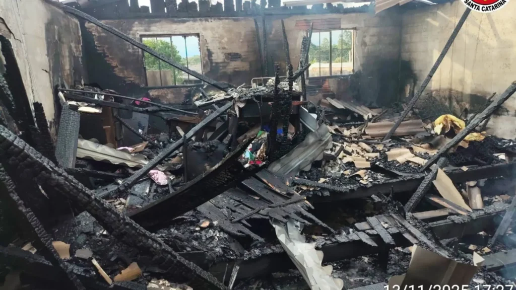 Incêndio destrói residência em Fraiburgo