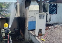 Incêndio destrói casa durante a madrugada em Videira