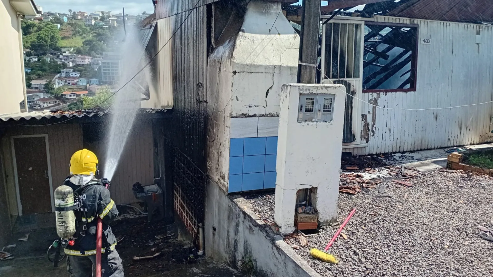 Incêndio destrói casa durante a madrugada em Videira