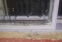 Jovem atira pedras na casa após homem negar doces no Halloween