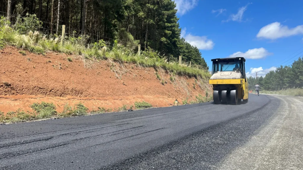 Pavimentação avança na Linha Pedra Branca em Caçador
