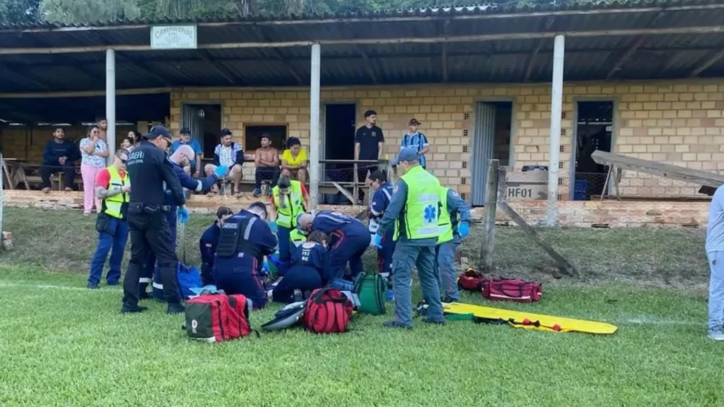 Homem é morto a tiros durante jogo de futebol no Oeste