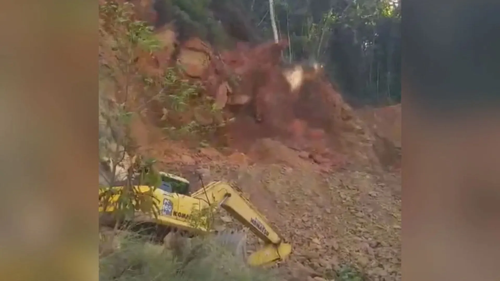 Trabalhador escapa por pouco de grande deslizamento de terra em SC