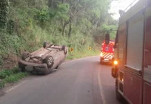 Jovem capota veículo na SC-464 em Salto Veloso e é levado ao hospital após sentir vertigem
