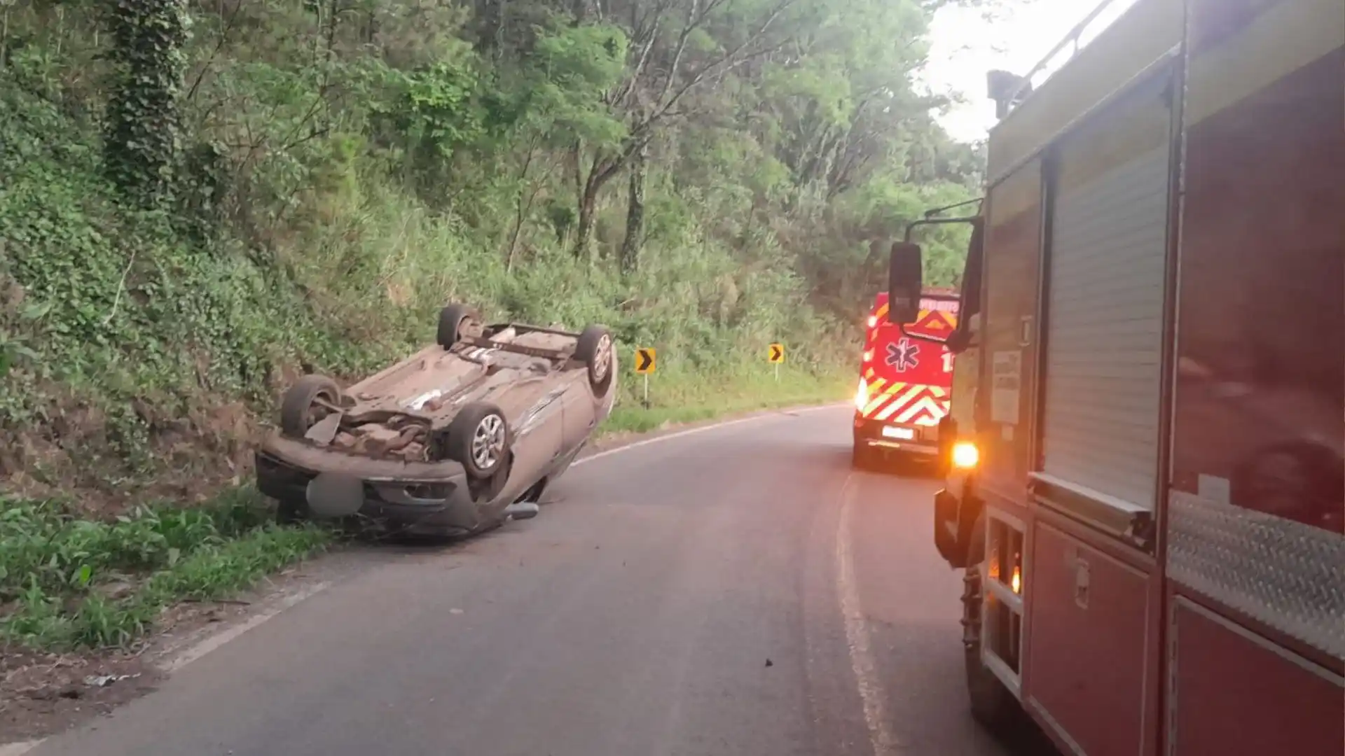 Jovem capota veículo na SC-464 em Salto Veloso e é levado ao hospital após sentir vertigem