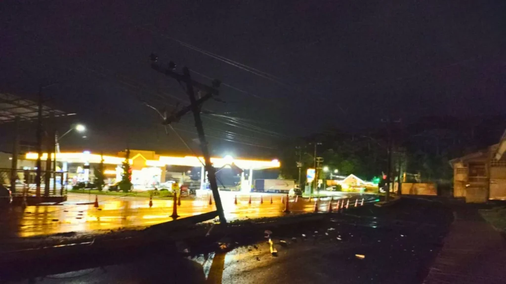 Ao desviar de cachorro, caminhão atinge poste e causa transtornos em Fraiburgo