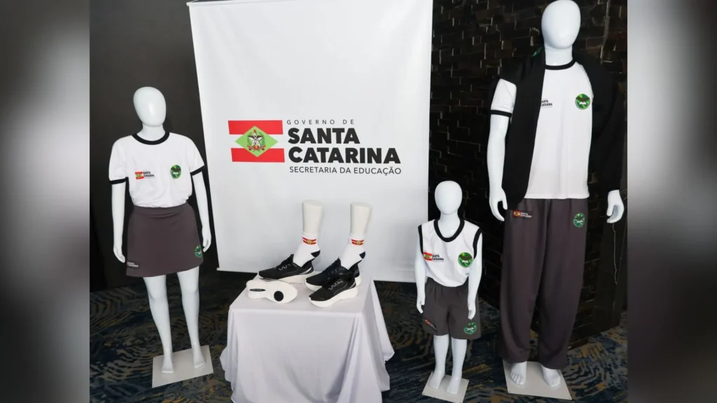 Alunos da rede estadual de SC receberão uniformes escolares completos em 2026
