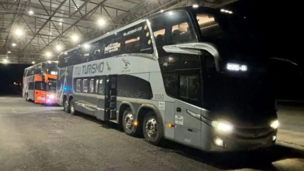 Ônibus com 125 argentinos é interceptado pela PF em SC