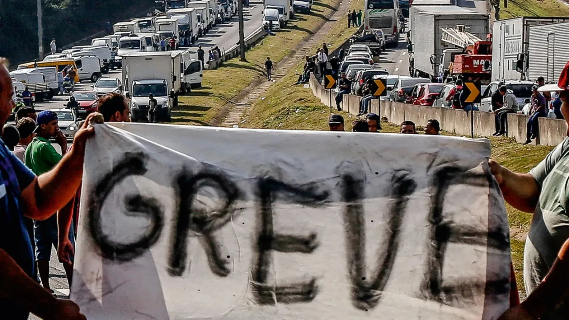 Caminhoneiros anunciam paralisação nacional a partir de 4 de dezembro
