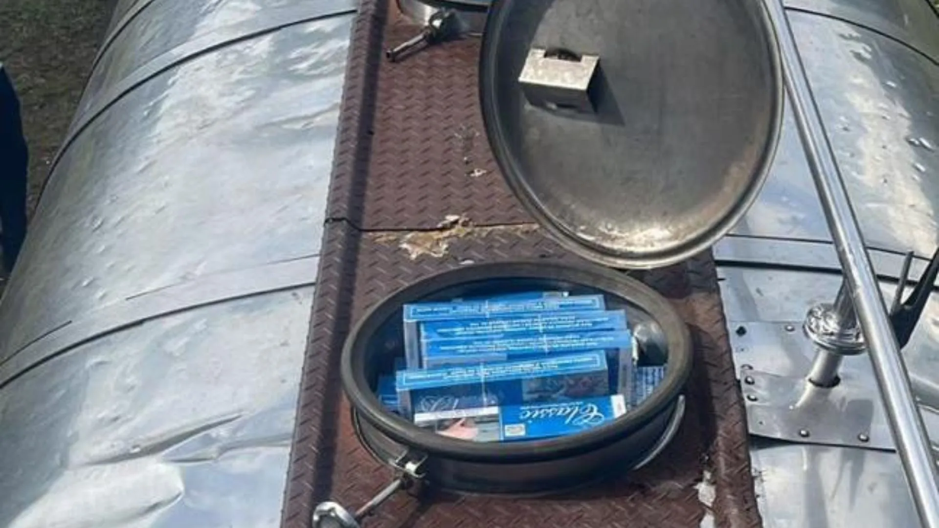 Veículo que deveria transportar leite é flagrado com 120 mil maços de cigarros contrabandeados