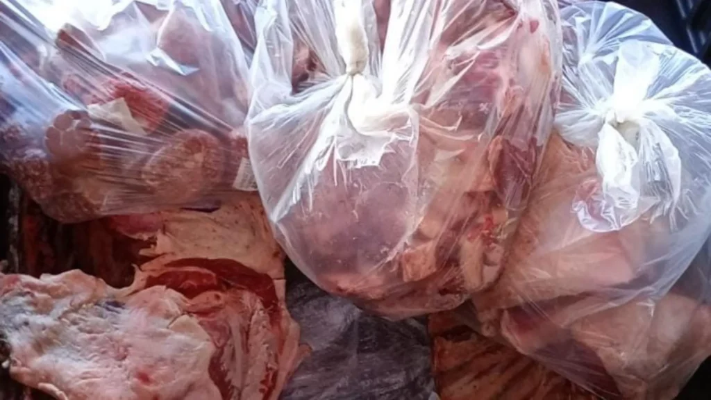 Supermercados de Caçador são alvo de ação que recolhe mais de 1 tonelada de alimentos impróprios