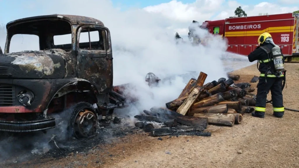 Caminhão carregado de madeira é destruído por incêndio em Ibiam