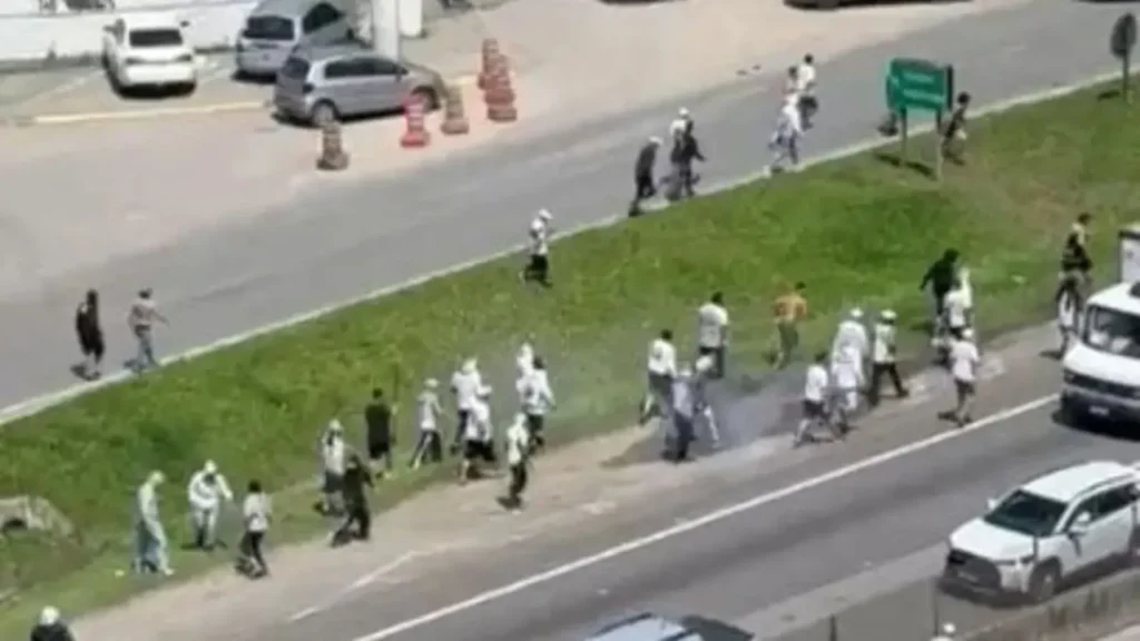 Briga entre torcidas de Santos e Inter bloqueia BR-101 em Itapema
