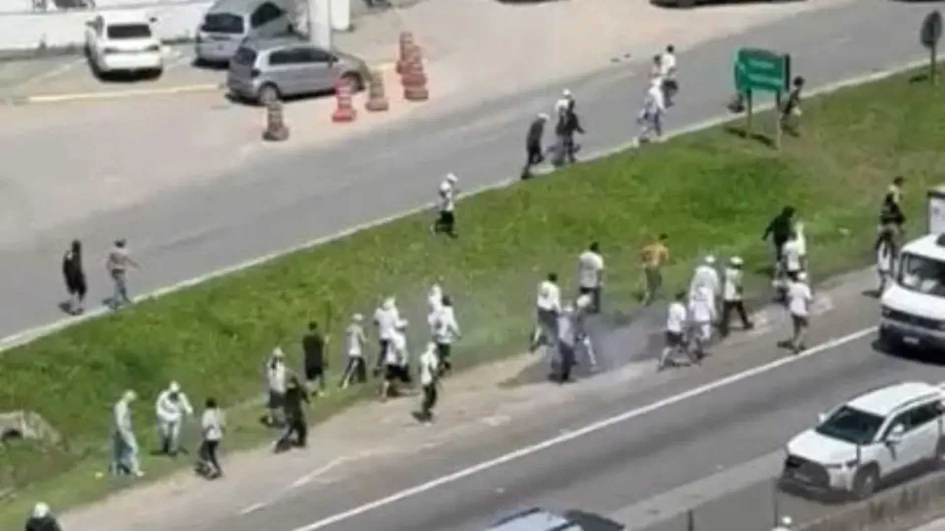 Briga entre torcidas de Santos e Inter bloqueia BR-101 em Itapema