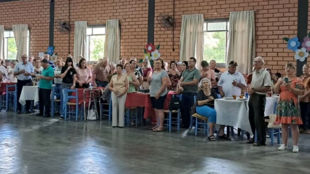 Prefeitura de Ibiam celebra a melhor idade com almoço e matinê