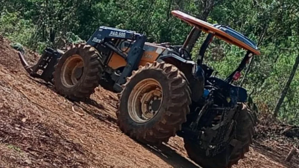 Trator usado em extração de madeira é furtado no interior de Macieira
