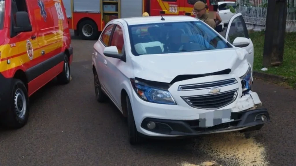 Motorista fica ferida após colisão frontal entre dois carros em Campos Novos