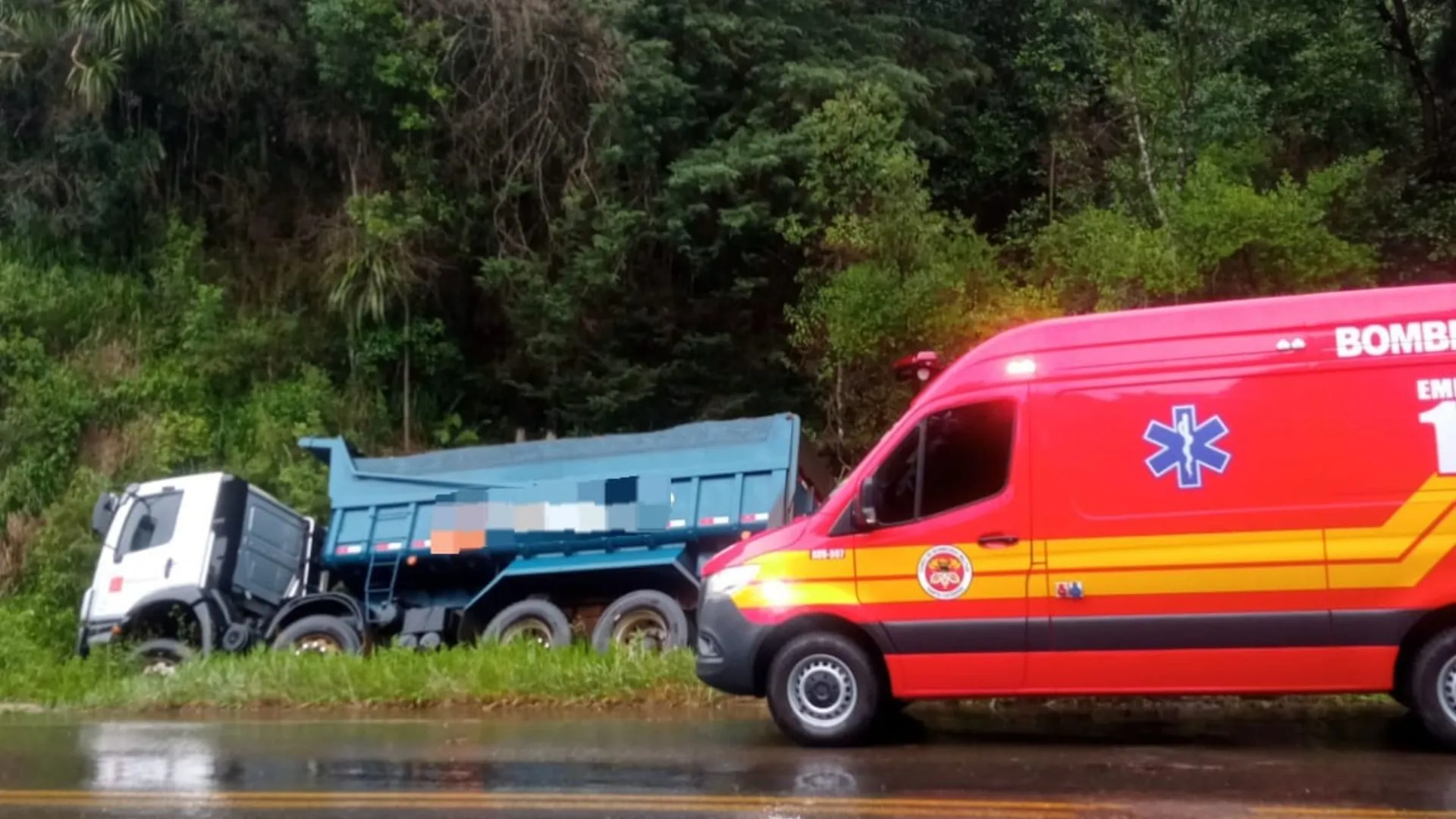 Caminhão sai da pista em Rio das Antas e mobiliza bombeiros