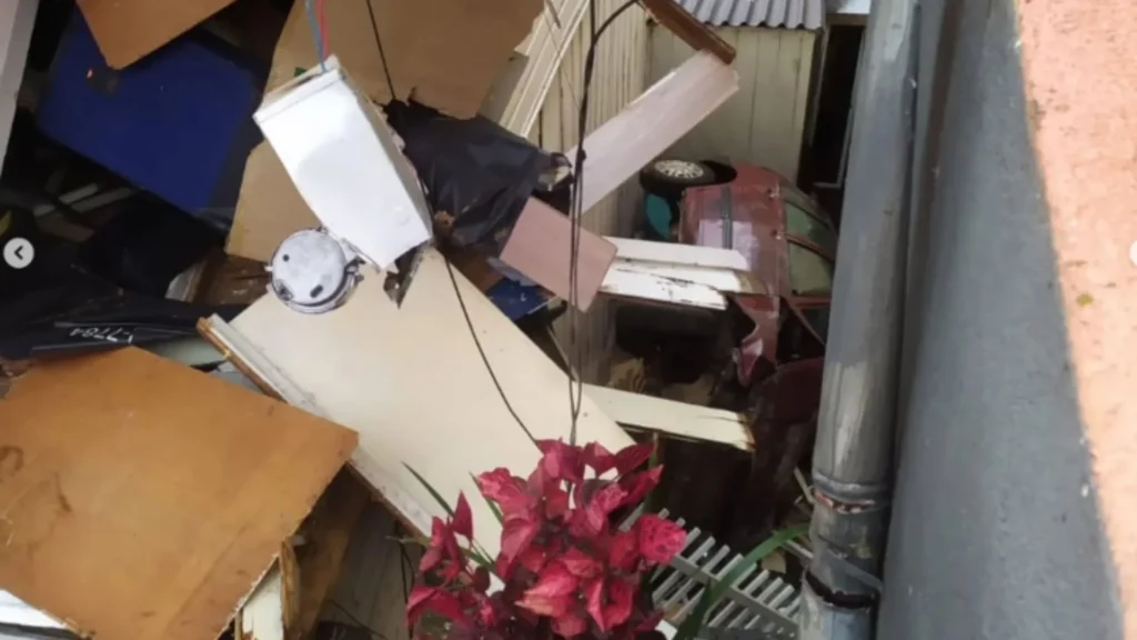 Carro perde controle e invade casa no centro de Joaçaba