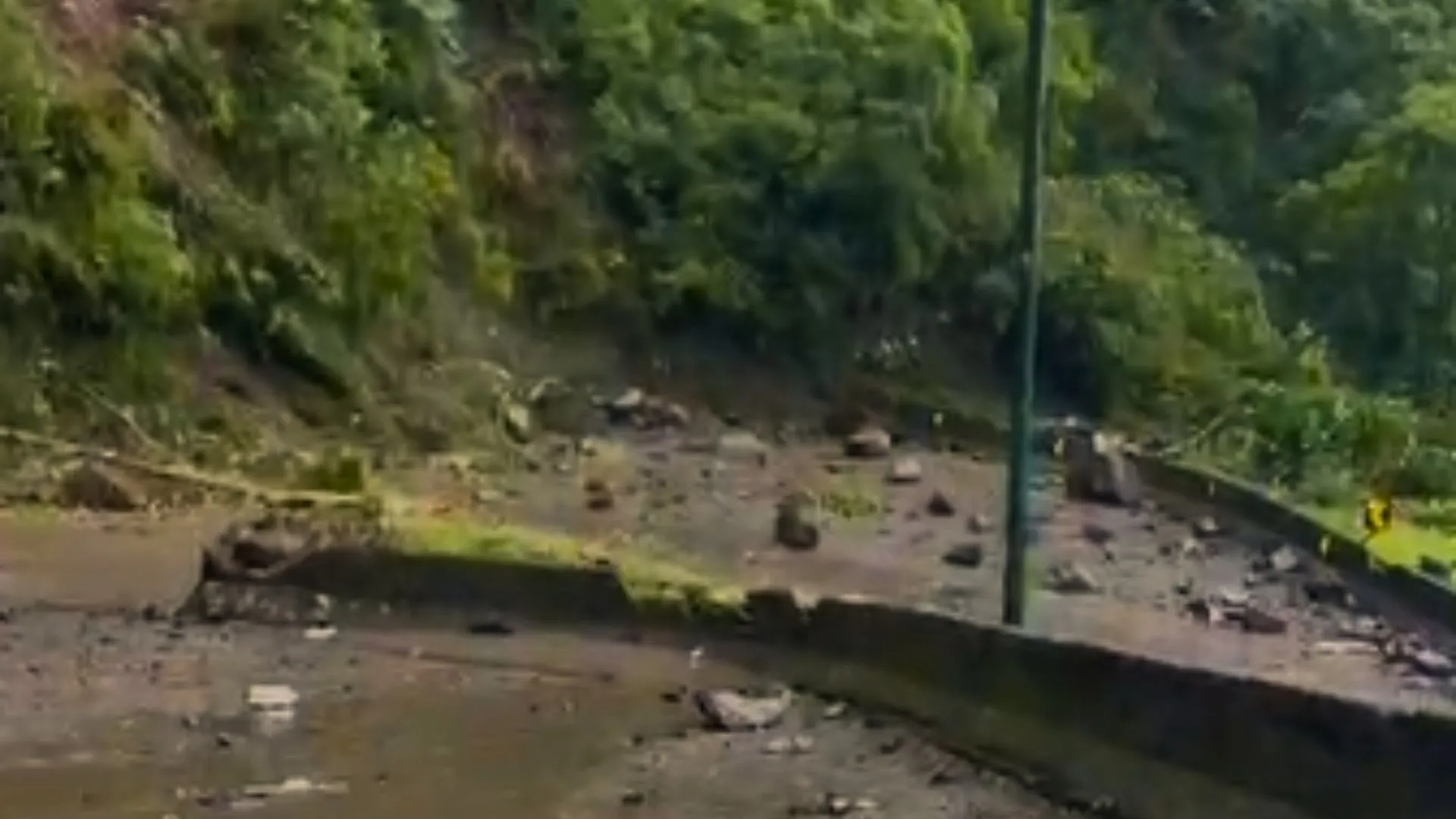 Queda de barreira na Serra do Rio do Rastro mantém trânsito em meia pista