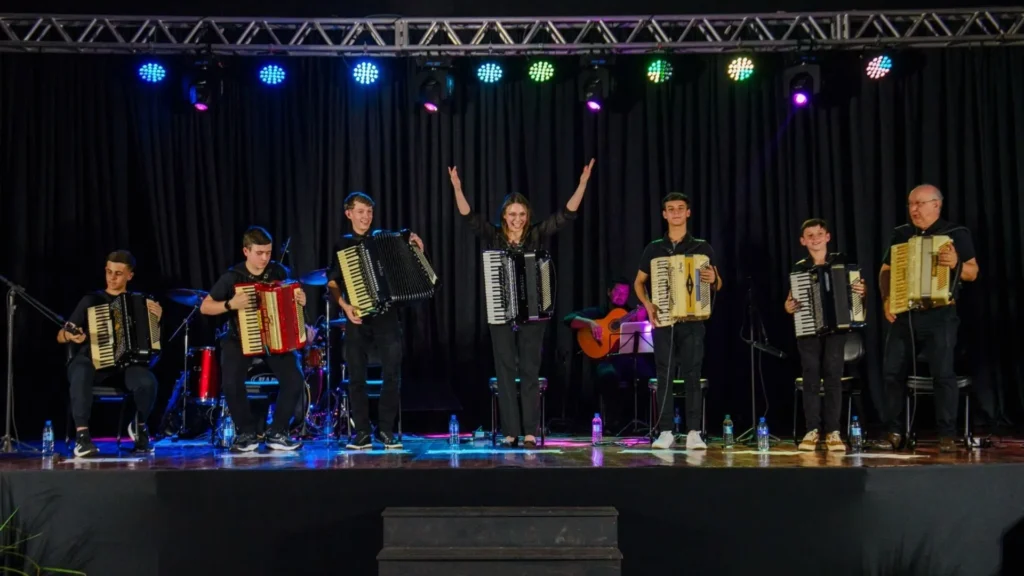Orquestra Sanfônica de Videira mostra versatilidade do acordeon em grande concerto