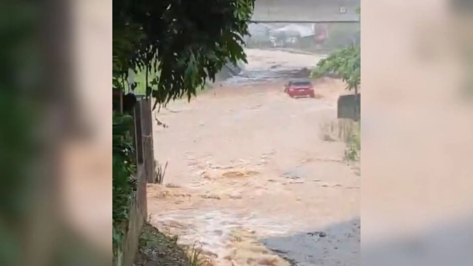 Pai, mãe e bebê morrem após carro ser levado pela enxurrada em Palhoça