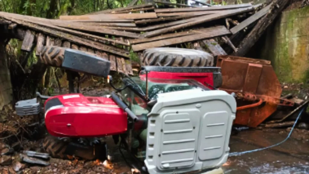 Trator cai em rio após ponte ceder em Ibiam